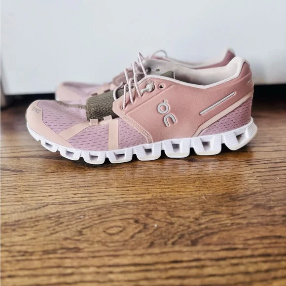 On Running Women's Sneakers - Picture 2 of 10